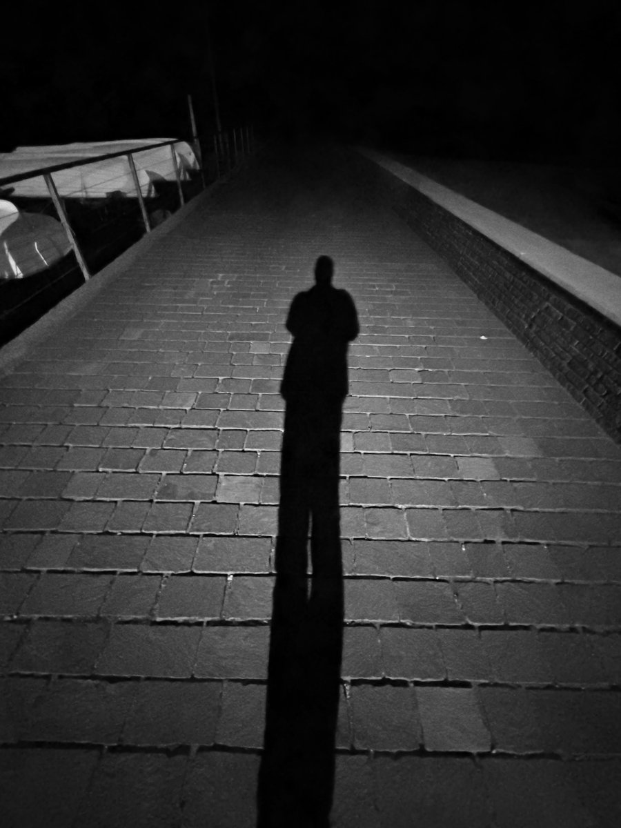 Alonein43672278's tweet image. #photography #blackandwhite #shadow