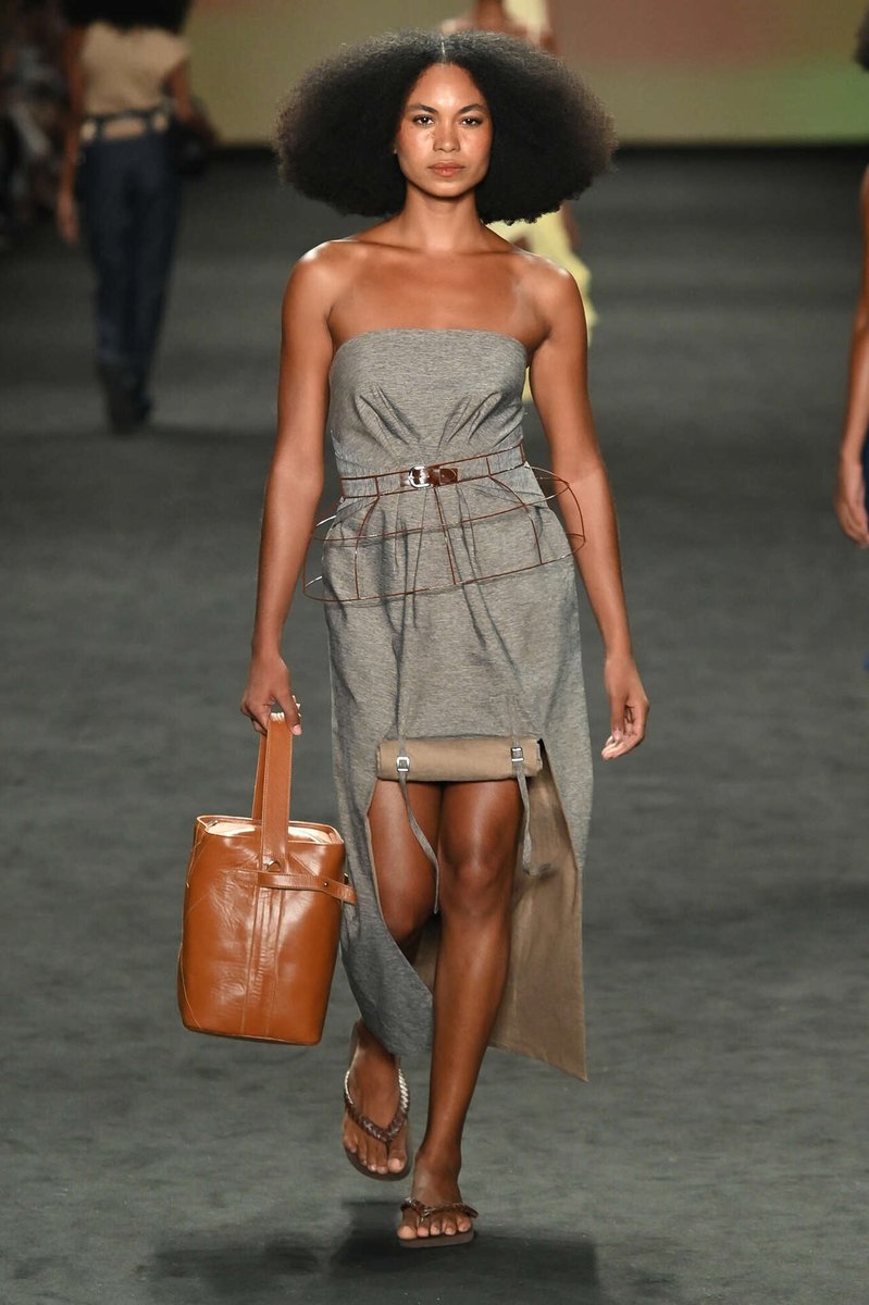 kendam_com's tweet photo. Angela Brito Spring Summer 2027 collection fashion show presented at Rio Fashion Week (April 17, 2026) https://t.co/MGMUFZPLHd
#AngelaBrito #SS27 #Runway #FashionWeek #Rio #Kendam https://t.co/QDsgznMotR