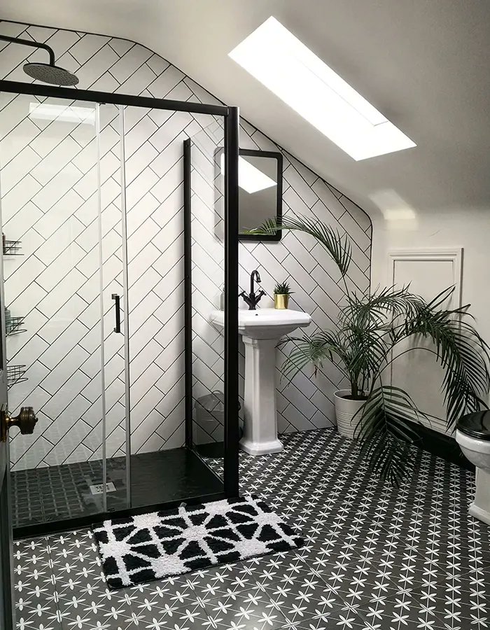 TheLemeDecor's tweet image. Minimalist bathroom with a black grid shower, white subway tiles, a trailing plant, and patterned flooring, creating a clean modern contrast.

#BathroomDesign #MinimalistStyle #HomeDecor #InteriorDesign #ModernInteriors #BlackAndWhite #PlantDecor #BathroomInspo