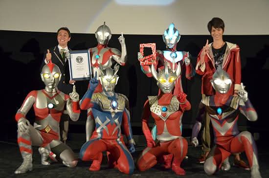 ultraorb93's tweet image. Em 2013, #Ultraman entrou para o 'Guinness World Book' com o título de maior número de Spin Off's para um programa de TV. Foram destacadas ao todo 27 histórias desde a estréia do herói na TV. O representante Carlos Martinez entregou o prêmio pessoalmente ao primeiro Ultraman.