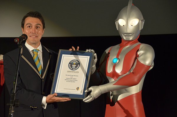 ultraorb93's tweet image. Em 2013, #Ultraman entrou para o 'Guinness World Book' com o título de maior número de Spin Off's para um programa de TV. Foram destacadas ao todo 27 histórias desde a estréia do herói na TV. O representante Carlos Martinez entregou o prêmio pessoalmente ao primeiro Ultraman.