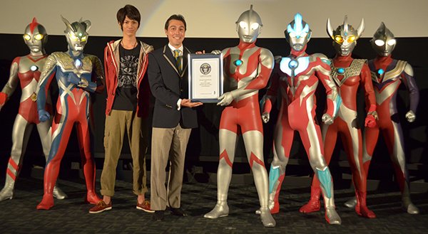 ultraorb93's tweet image. Em 2013, #Ultraman entrou para o 'Guinness World Book' com o título de maior número de Spin Off's para um programa de TV. Foram destacadas ao todo 27 histórias desde a estréia do herói na TV. O representante Carlos Martinez entregou o prêmio pessoalmente ao primeiro Ultraman.