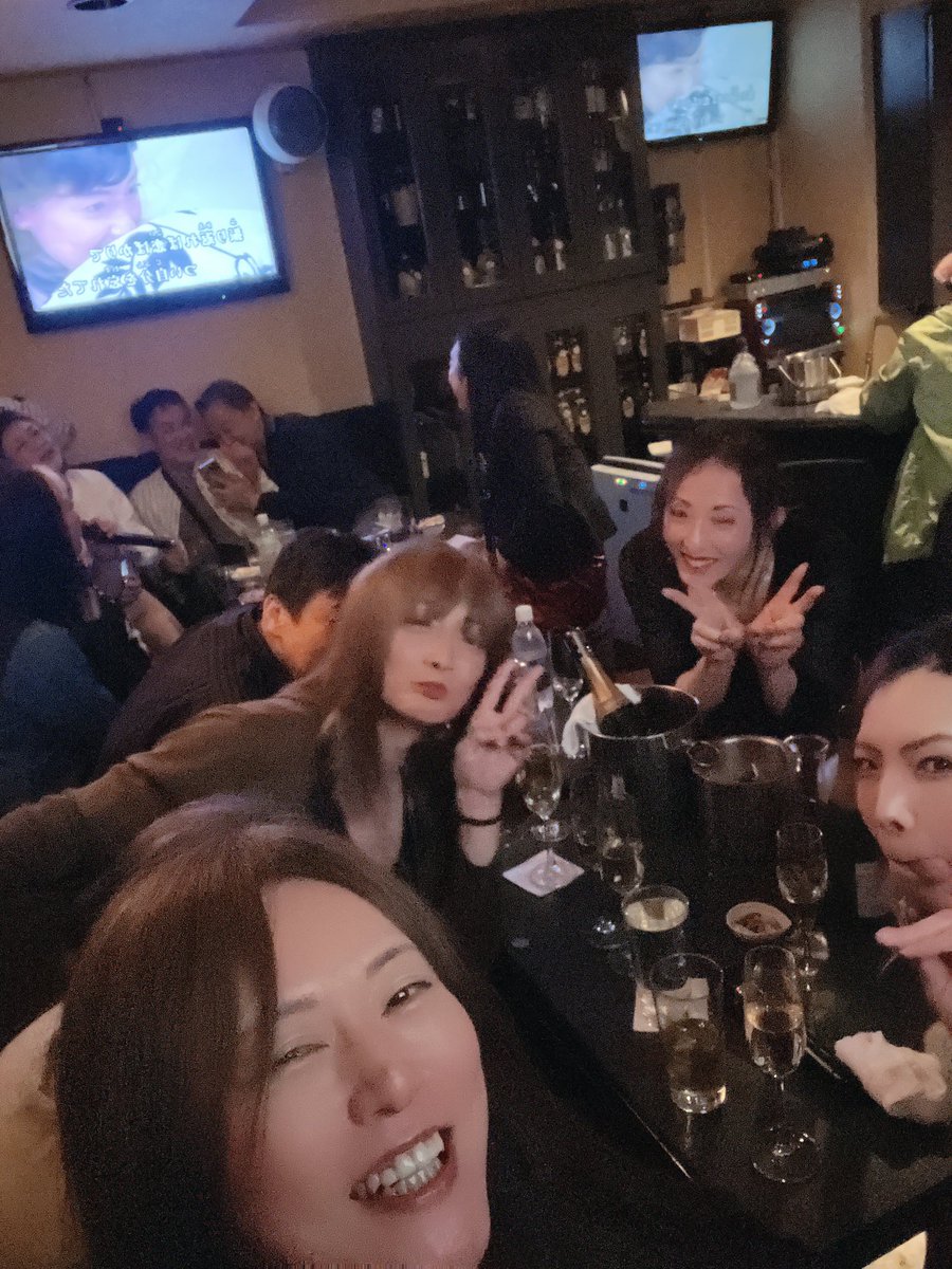NewclubP's tweet photo. 週末、とても楽しい✨
バースデー🎂になりました😄
ご来店お祝いして頂いた
お客様と🎉
頑張ってくれた
スタッフのおかげです🙏

ありがとう御座いました😭

#PASHA
#カラオケスナック
#女装
#梅田 https://t.co/vTmEEUtNk2
