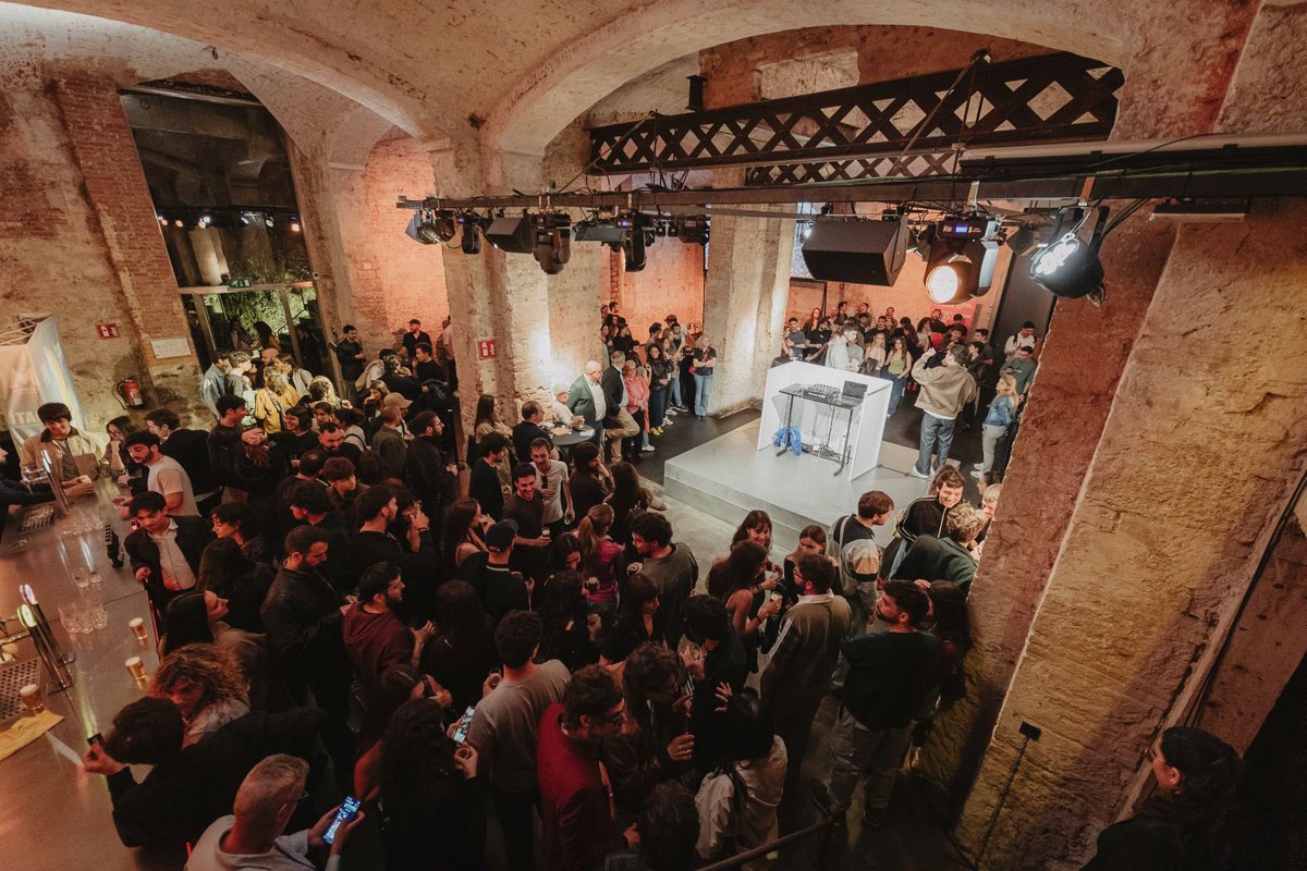 itacacultura's tweet photo. Un any més celebrant edició a la Fàbrica @MoritzBarcelona! Va ser genial poder-ho compartir amb amics i companys de viatge 🫱🏽‍🫲🏼🍻 https://t.co/rbXsXNIPvH