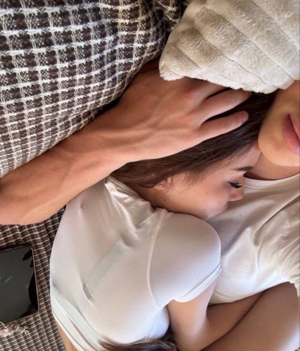 couple mood tweet media