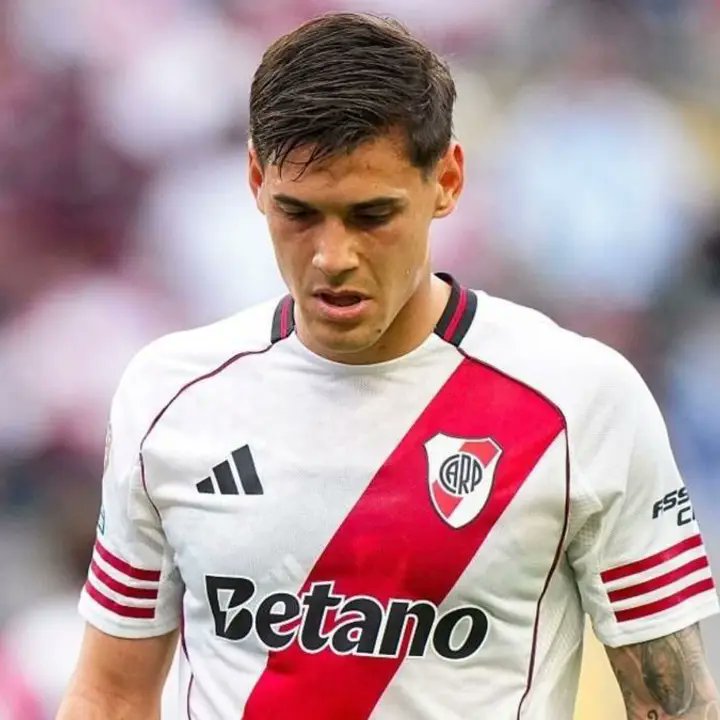 El jugador mas estúpido, idiota, limitado y cagón que vi con la camiseta de River, el verdadero capitan derrota.