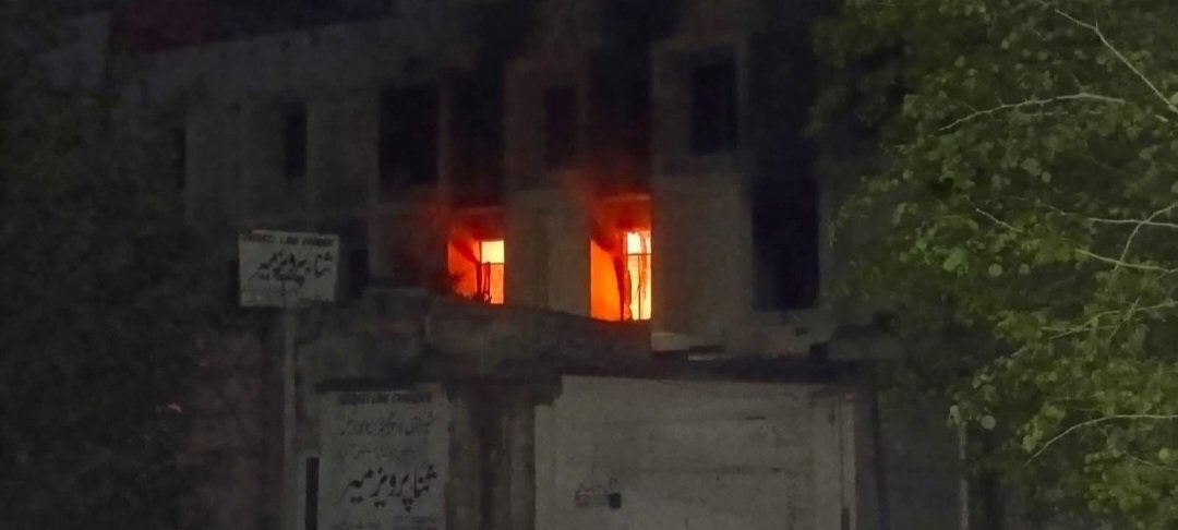 آڈٹ کا خوف ۔کرپشن و گھپلے ۔اسلام آباد اربن برانچ کے ریکارڈ روم میں۔اتوار کو چھٹی کے دن   آگ لگ گئی جانی نقصان کے علاوہ کافی نقصان ہوا ہے، ریکارڈ جل چکا ہے۔۔ اربن برانچ میں ایف بی آر کی طرف سے اڈٹ کیا جا رہا تھا چھٹی کے  دن اگ لگنا۔ رجسٹری محرر ز کا  کردار مشکوک جانا جائے گا