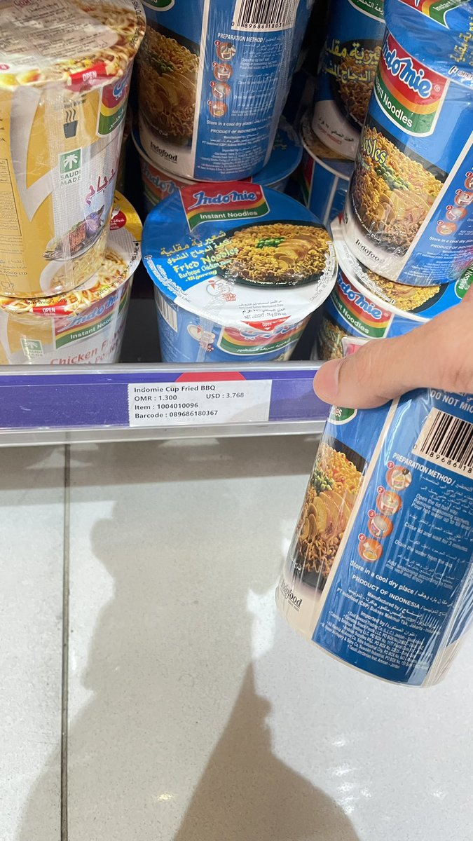 Isnainiii___'s tweet photo. satu indomie ini harganya hampir sekerdus indomie gr di indo wkwkkw https://t.co/rT3ADf0sSU