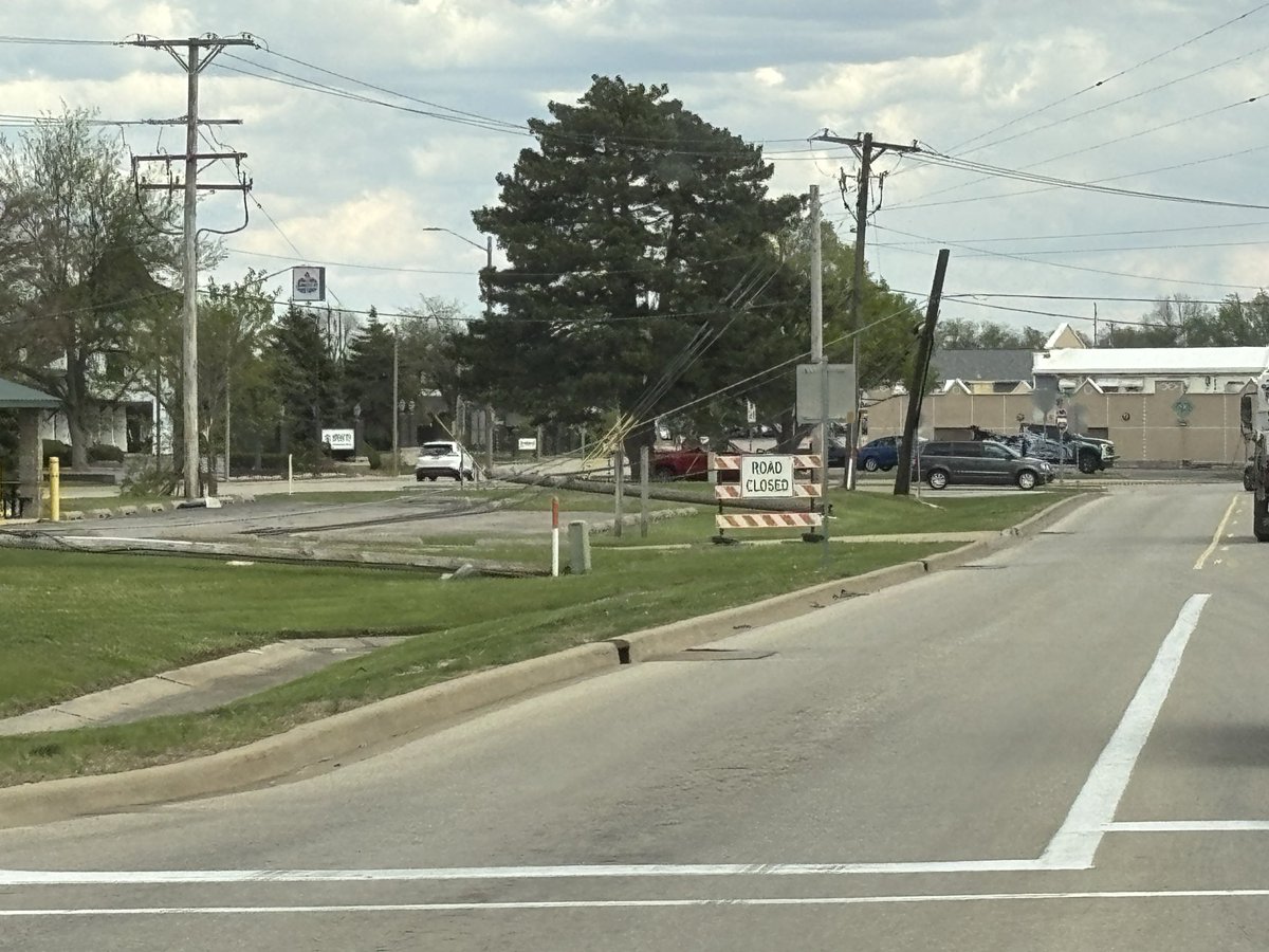 CarterHallCI's tweet photo. Tornado damage from fridays storms in Morton Illinois. @NWSLincolnIL @ryanhallyall https://t.co/510mRf119e