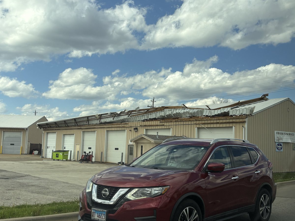 CarterHallCI's tweet photo. Tornado damage from fridays storms in Morton Illinois. @NWSLincolnIL @ryanhallyall https://t.co/510mRf119e