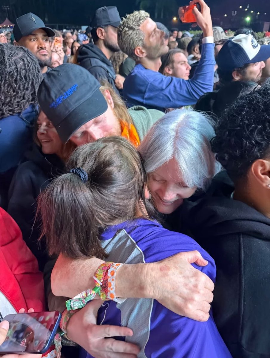 realizing how big of a full circle moment is for her family too OH MAN. so much love in one picture