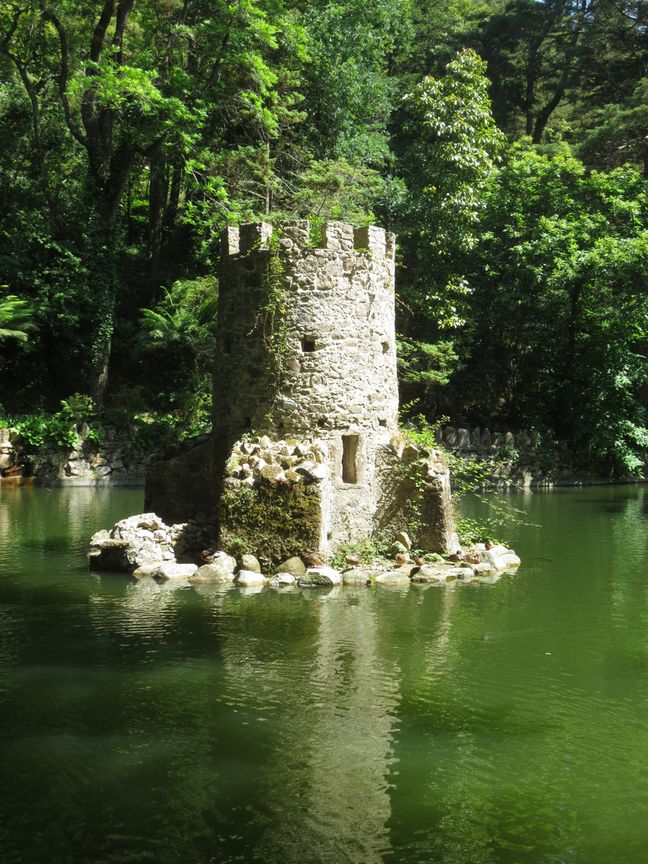 Rincevent_'s tweet image. 🏰🦆 À Sintra, dans le Parque da Pena, cette petite tour au milieu de l’eau n’est pas là pour défendre un royaume… mais pour loger des canards.

Un détail charmant, et plus élégant que bien des constructions plus ambitieuses.

📸 Keith H

#Sintra #Portugal #Voyage #2tout2rien