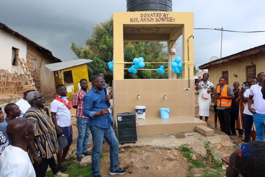 KaakyireMa2957's tweet photo. Water for the people, development in action @FAnnohDompreh has commissioned 5 water projects in Amanfro, Oparekrom, Djankrom East, Akwane Dobro & Papito to improve access to clean water in Nsawam-Adoagyiri.
#FADTOASO
#BawumiaForPresident2028
#DevelopmentInAction https://t.co/AFeb1Cl2xU