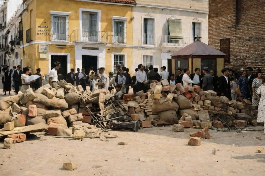 Barricada levantada en la plaza de San Marcos.

18 de julio de 1936.
