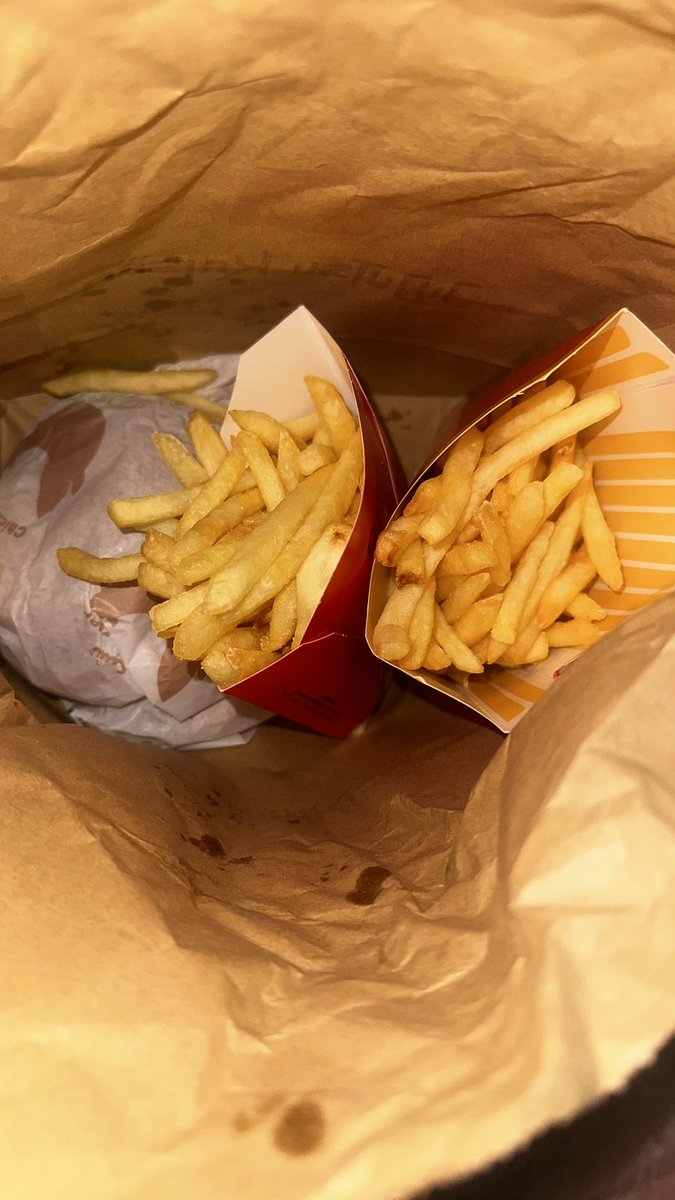 MK3366m's tweet photo. @McDonaldsKSA_WS طلبي ناقص بطاطس ليهه وعصير بدون مصاص وبدون كتشب ليه!! 
وانا دافعه فلوس https://t.co/T3BoUUXrpo