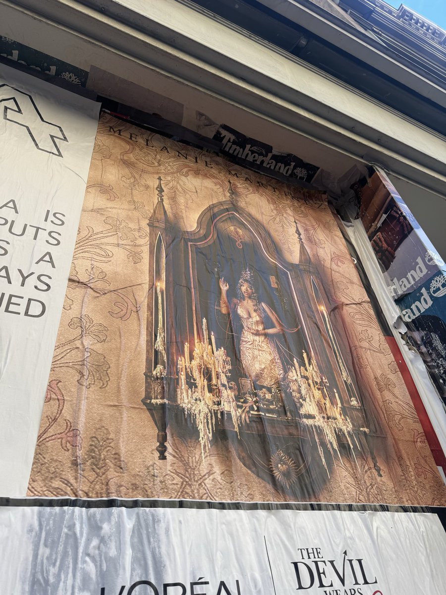 MMcolombia's tweet image. Nuevos afiches de “HADES” por Melanie Martinez han empezado a aparecer en New York. #MelanieMartinez #Hades #Portals #CryBaby #K12