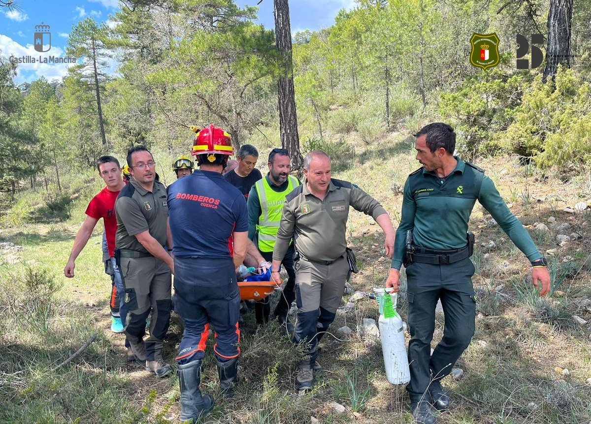 AAMM_JCCM's tweet photo. ➡️ Intervención en #Portilla, donde dos personas resultaron heridas tras un aterrizaje de emergencia de una avioneta en el Barranco de la Hocecilla.

👮‍♂️ #AgentesMedioambientales participaron en el rescate y evacuación junto a los servicios de emergencia

#Cuenca #CastillaLaMancha https://t.co/lw6ctlxcsx