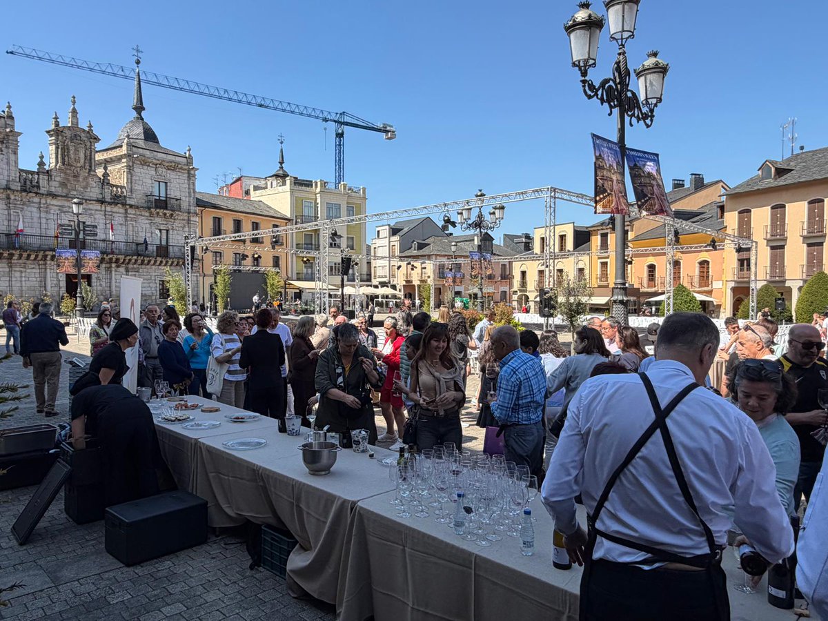AytoPonferrada's tweet photo. 👗✨ La tercera jornada de la II #Ponferrada Fashion Week arrancó  con un #showcooking con los 8 sellos de calidad de El Bierzo y una cata gratuita que hizo las delicias de todos los asistentes🍽️
En estos momentos se está celebrando el desfile final 🙌
#ponferradaestademoda https://t.co/gYjinKnjvd