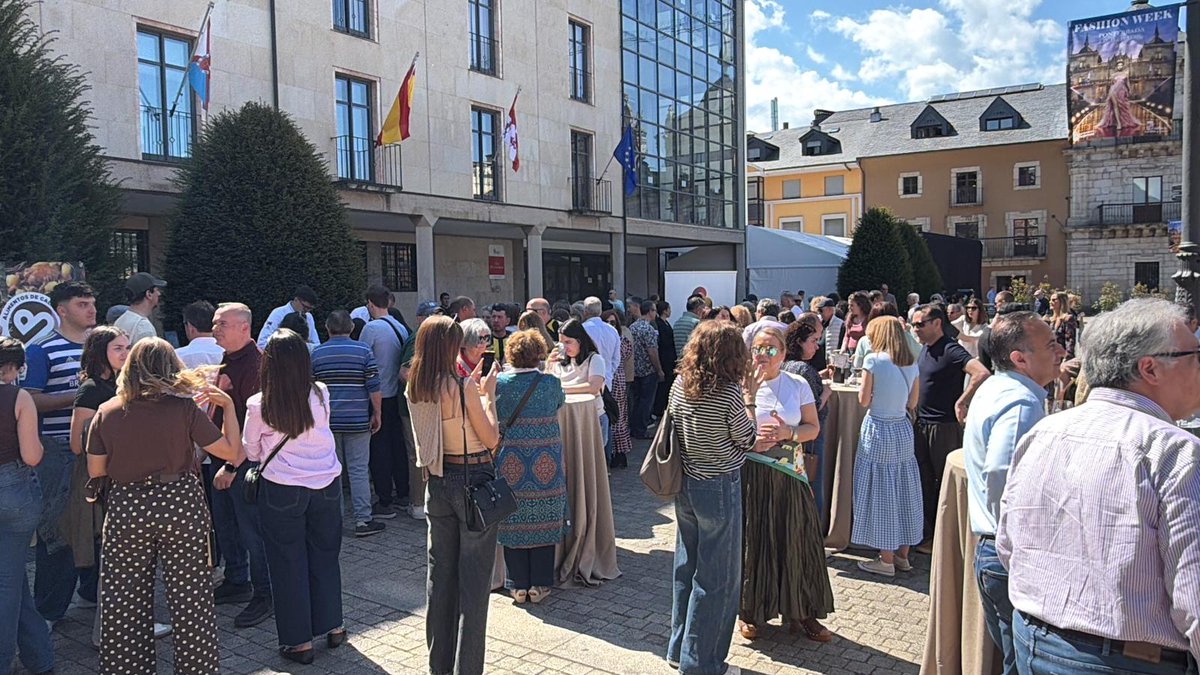 AytoPonferrada's tweet photo. 👗✨ La tercera jornada de la II #Ponferrada Fashion Week arrancó  con un #showcooking con los 8 sellos de calidad de El Bierzo y una cata gratuita que hizo las delicias de todos los asistentes🍽️
En estos momentos se está celebrando el desfile final 🙌
#ponferradaestademoda https://t.co/gYjinKnjvd