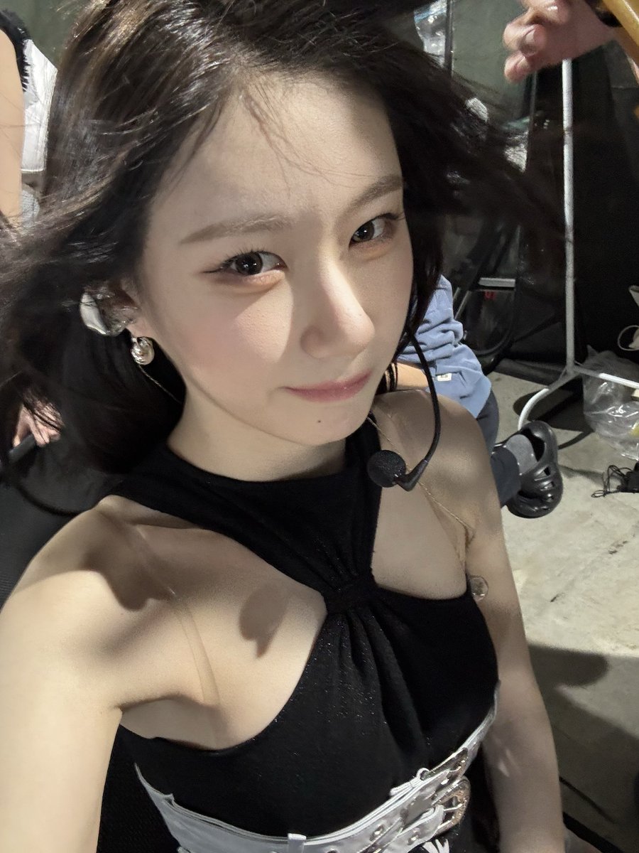 🦊💭 4:05am

— i’m sorry it’s so late ㅠㅠ i was so happy at the concert today~~ me and the members were all having a girls night ㅠㅠ
— 3 📸
— i tried a style that i’ve never done before but on stage it was uncomfortable so i askd them to change it.. ㅎㅎ