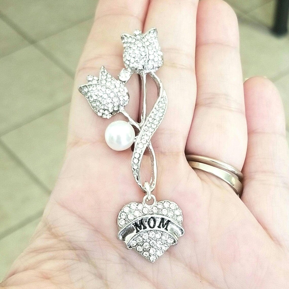 TrendingNowGift's tweet image. Silver Crystal Tulip Mom Brooch #jewelry #brooch #Mom #moms #momgift #mommy #giftformom #momjewelry #tulip #tulips #tulipjewelry #Mothersday #Mothersdaygift #mothersdaygifts #etsy #handmadegift 
 
 etsy.me/3W2dO0y via @Etsy