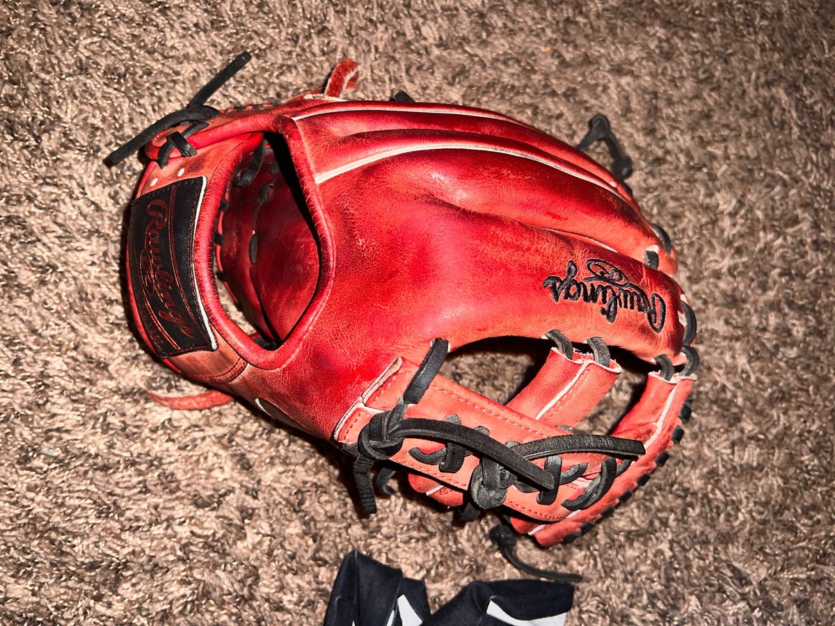 ErickLovesSalsa's tweet photo. 30 follower glove dox #WLR #dinamita #red40 https://t.co/N5HGzKgWTr