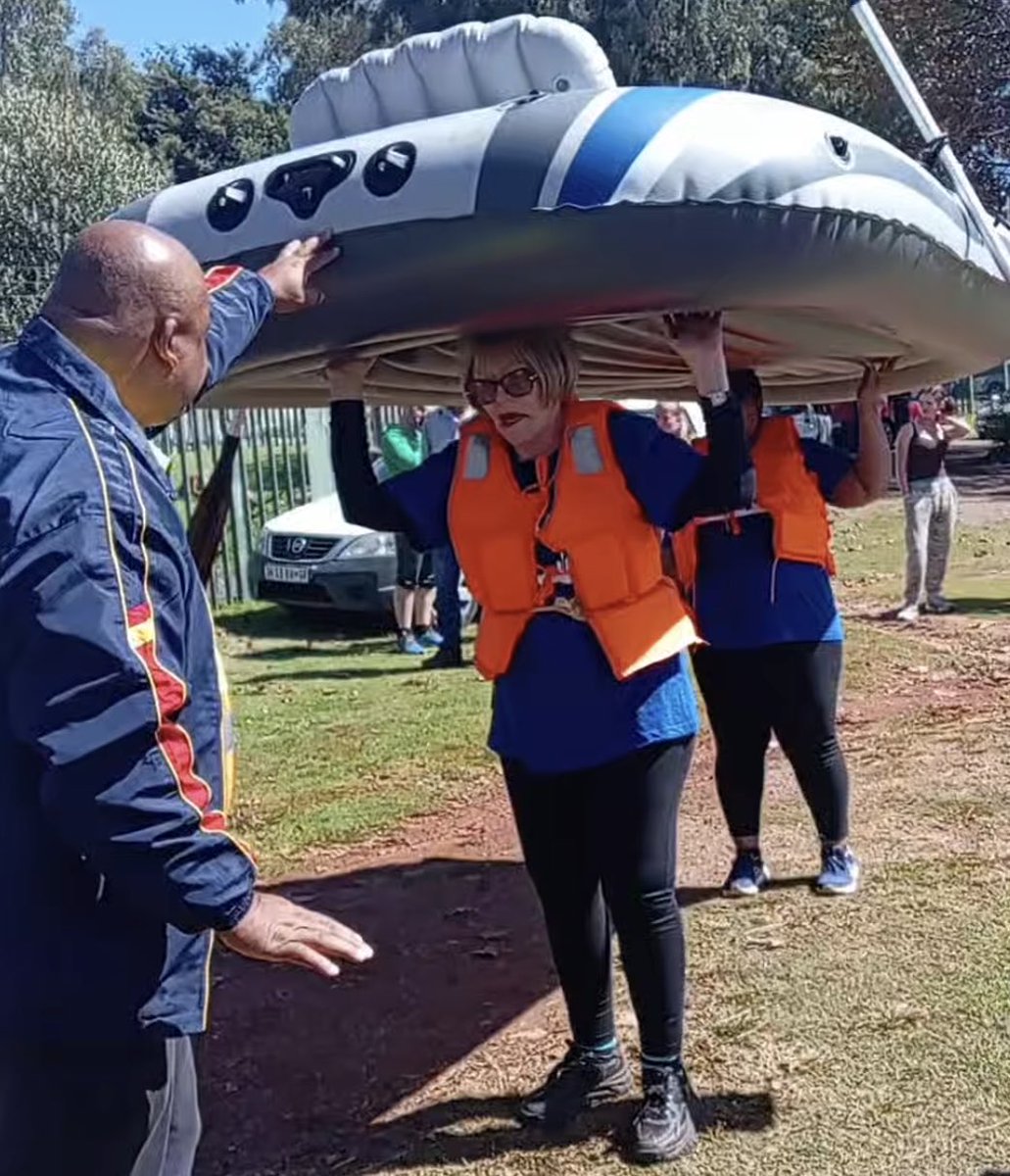 GoosCharly's tweet photo. @MbalulaFikile @helenzille on her way to Dunoon https://t.co/pFZ1GbYIGp