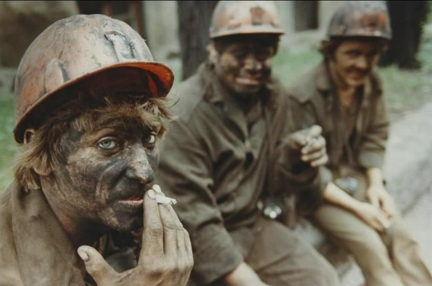Acnorthall's tweet image. Soviet miners, USSR, 1980s. Photographer Valery Shustov.

#Miners #Coal #Mining #USSR #SovietUnion #Workers #WorkingClass #Socialism #Communism