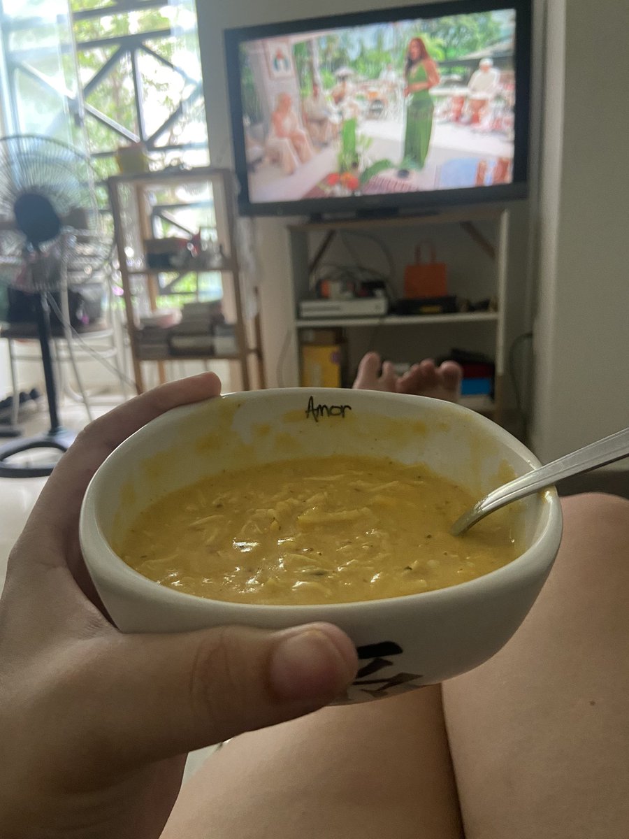 Casinha lavada. Tudo limpinho. Música boa. Creminho de galinha feito por mim. O cansaço que aquece o coração. Lar. 
.
🏠 ❤️🙏🏼✨