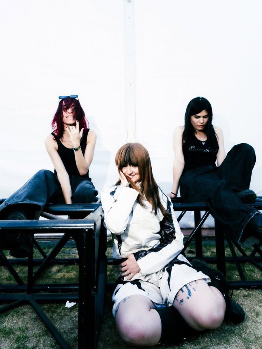 We need them to start a girlgroup like rn