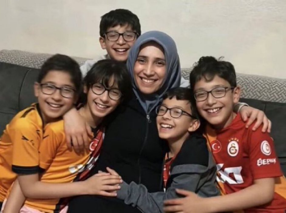 TutsakBebekler's tweet photo. 30 Eylül 2023’ten beri tutuklu olan Nurcan Arslan, Yargıtay kararıyla tahliye edildi. 6 çocuk annelerine kavuştu; uzun hasret bitti ama aile eksik, tamamlanmadı.
Babaları hâlâ hapiste. Oysa AİHM kararına göre ortada suç yok.
Bu çocuklar hem annesizliği hem babasızlığı yaşadı. Anneleri yanlarında ama babaları yok. Bu hukuksuzluk artık bitsin!
@gulbenergen