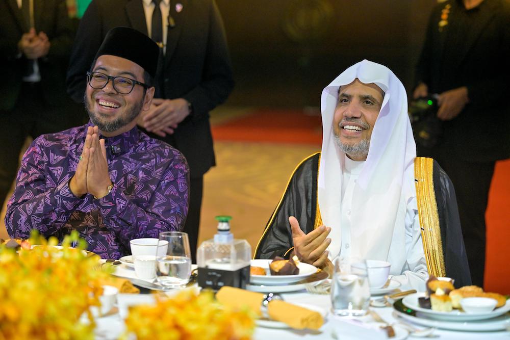 arabnews's tweet image. #PHOTOS: Head of the Muslim World League and inaugurated the Global Council for Scientific Miracles in the Holy Qur’an and Sunnah in #Malaysia @MWLOrg_en arab.news/zecbk