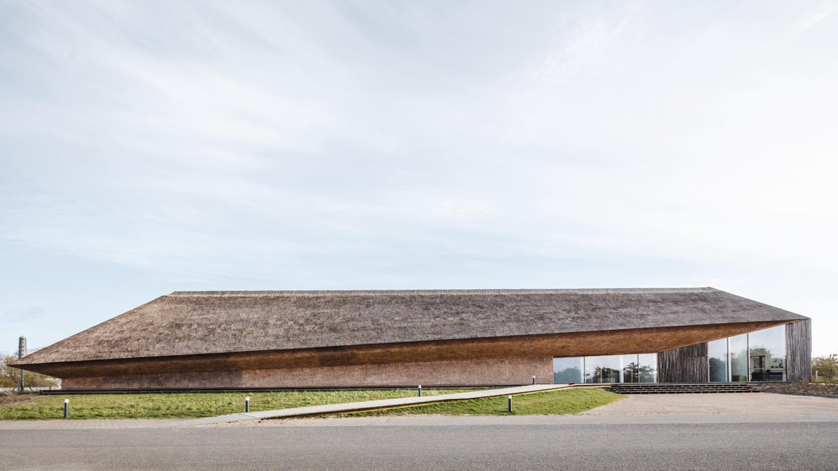 w_emerg's tweet image. In Ribe, on the west coast of Denmark, Dorte Mandrup and her studio Dorte Mandrup Architects designed the Danish Wadden Sea Centre, a gateway to the Wadden Sea. The technical approach combines local materials, traditional craftsmanship, and contemporary design.
#Denmark #Thatched
