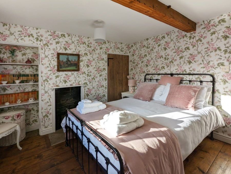 TheHolidayCots's tweet image. Pear Tree House is elegantly furnished throughout, offering a stylish setting for a relaxing stay. Sleeping up to 6 guests, it’s an ideal choice for families or groups looking to enjoy time together in a welcoming space.

🛏️ Sleeps 6
theholidaycottages.co.uk/north-yorkshir…

#HolidayHome #Family