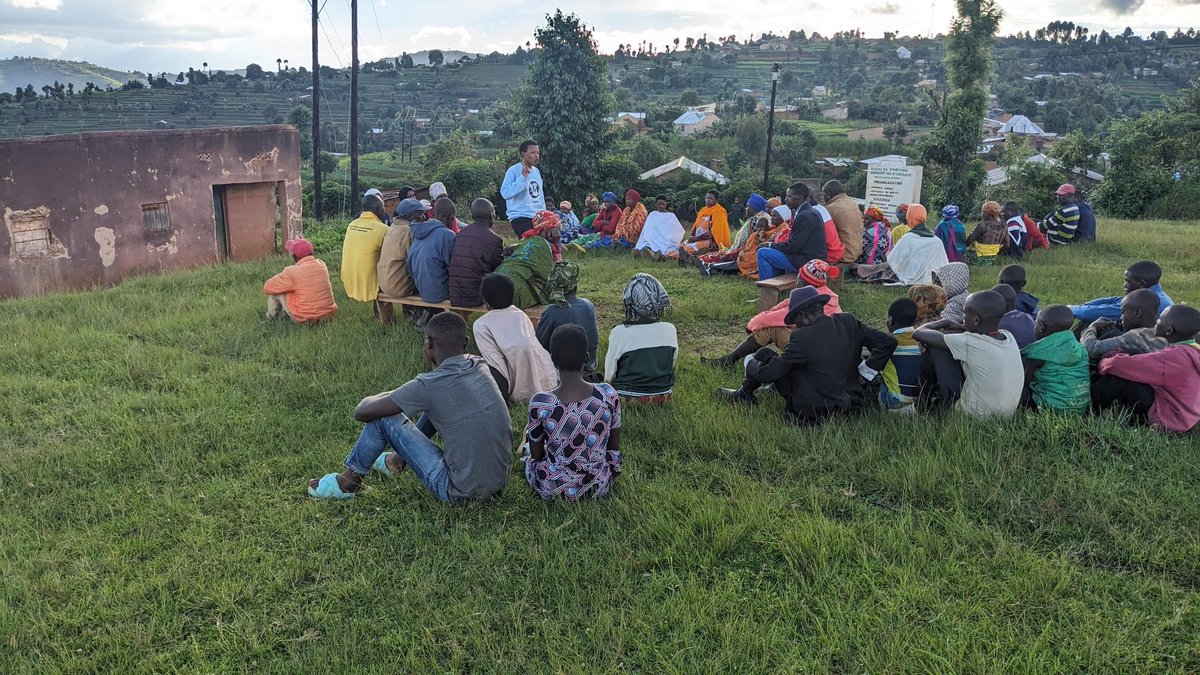 Manyagiro_G's tweet photo. Kuri iki cyumweru cyo kuwa 19 Mata 2026, mu midugudu yose igize Umurenge wa Manyagiro habaye Umugoroba w’Umuryango witabiriwe n’abaturage bose hamwe n’abakozi b’umurenge n’utugari. Ibibazo bitandukanye byaganiriweho bikemurirwa hamwe, himakazwa ubumwe n’imibanire myiza. https://t.co/CeqHEabTpt