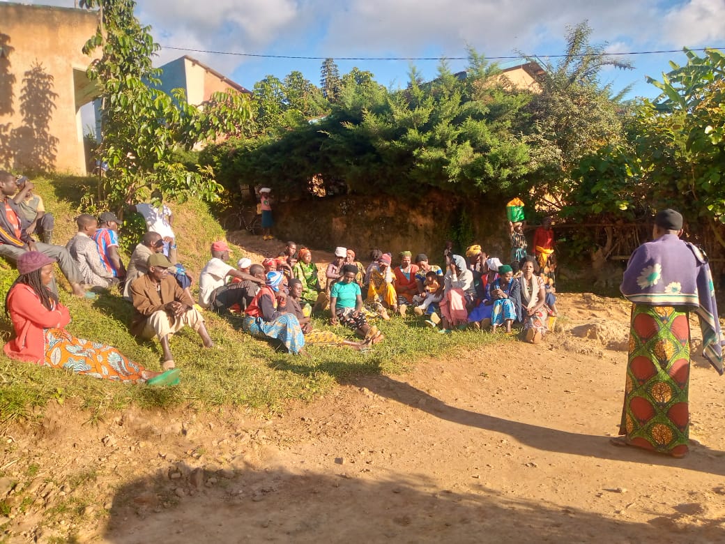 Manyagiro_G's tweet photo. Kuri iki cyumweru cyo kuwa 19 Mata 2026, mu midugudu yose igize Umurenge wa Manyagiro habaye Umugoroba w’Umuryango witabiriwe n’abaturage bose hamwe n’abakozi b’umurenge n’utugari. Ibibazo bitandukanye byaganiriweho bikemurirwa hamwe, himakazwa ubumwe n’imibanire myiza. https://t.co/CeqHEabTpt