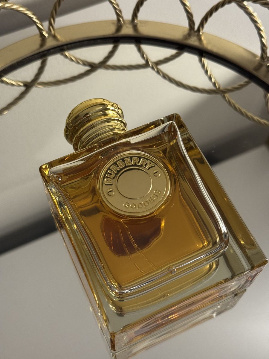 #رابطة_عشاق_العطور 

عطر بربري قولد ✨  
همسة لافندر يوقظها دفء الزنجبيل ثم تنساب فانيليا كريمية حلوة🧁
وفي الختام فانيليا أكثر عمقًا ك
عطر هادى مميز للي يحب العطور الكريمية الحلوة 😍