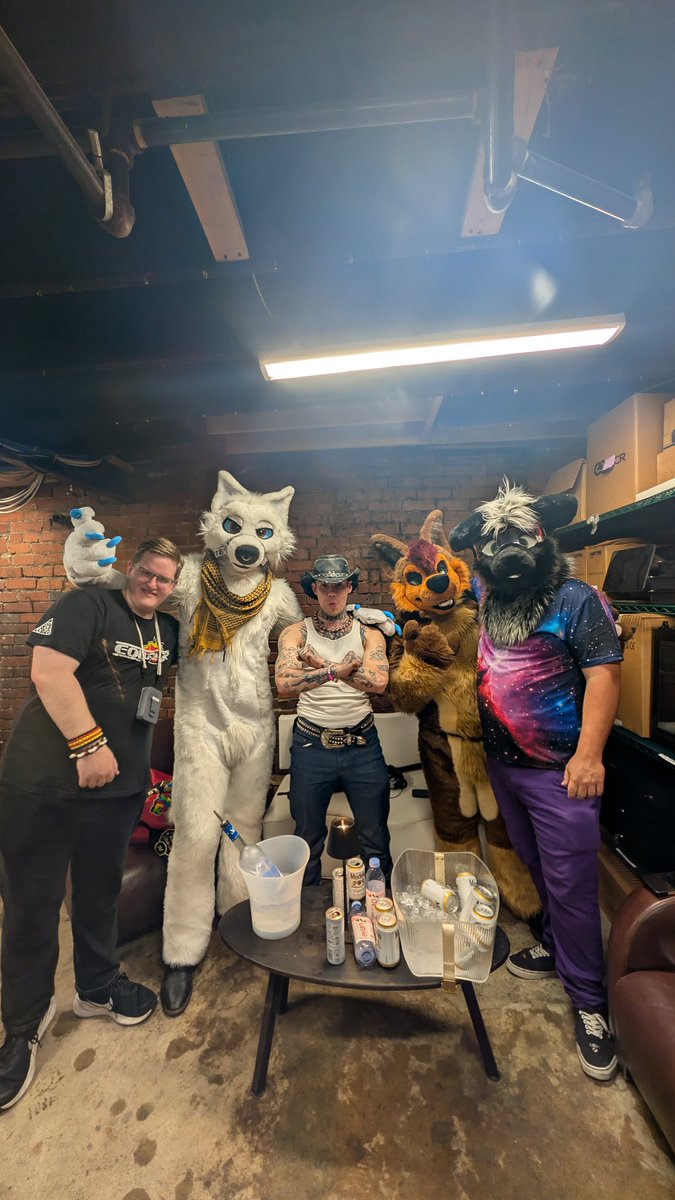 Had a BANGER night hanging with <a href="/LILTEXAS/">LIL TEXAS</a> at his set last night! Thanks for the great vibes!

🐾:  <a href="/equal2official/">EQUAL2</a> <a href="/DeagyBoi/">Deaglan/Denny @ Home</a> <a href="/riley_the_wolf/">Riley</a>