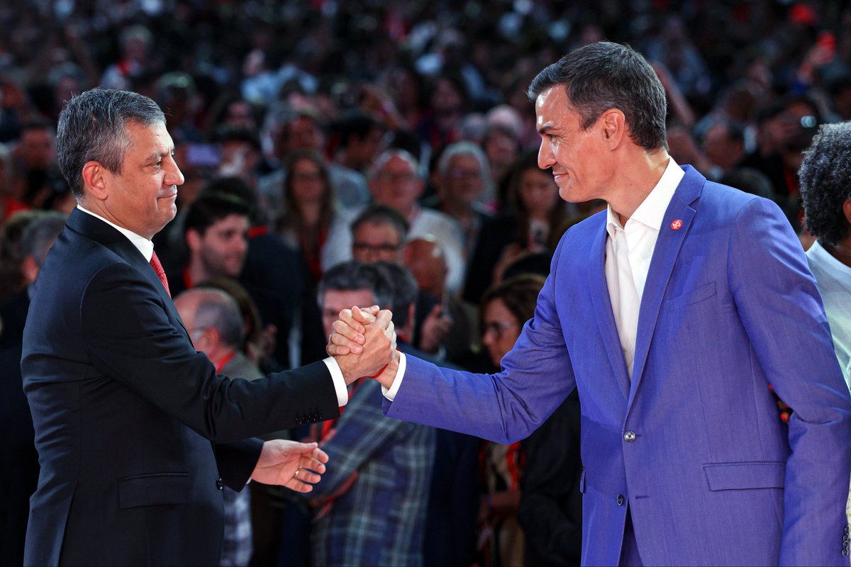 sule_bucak's tweet photo. Küresel İlerici Seferberlik - 
Barcelona. 
Pedro Sanchez ve Özgür Özel https://t.co/fnu9SOrjxI