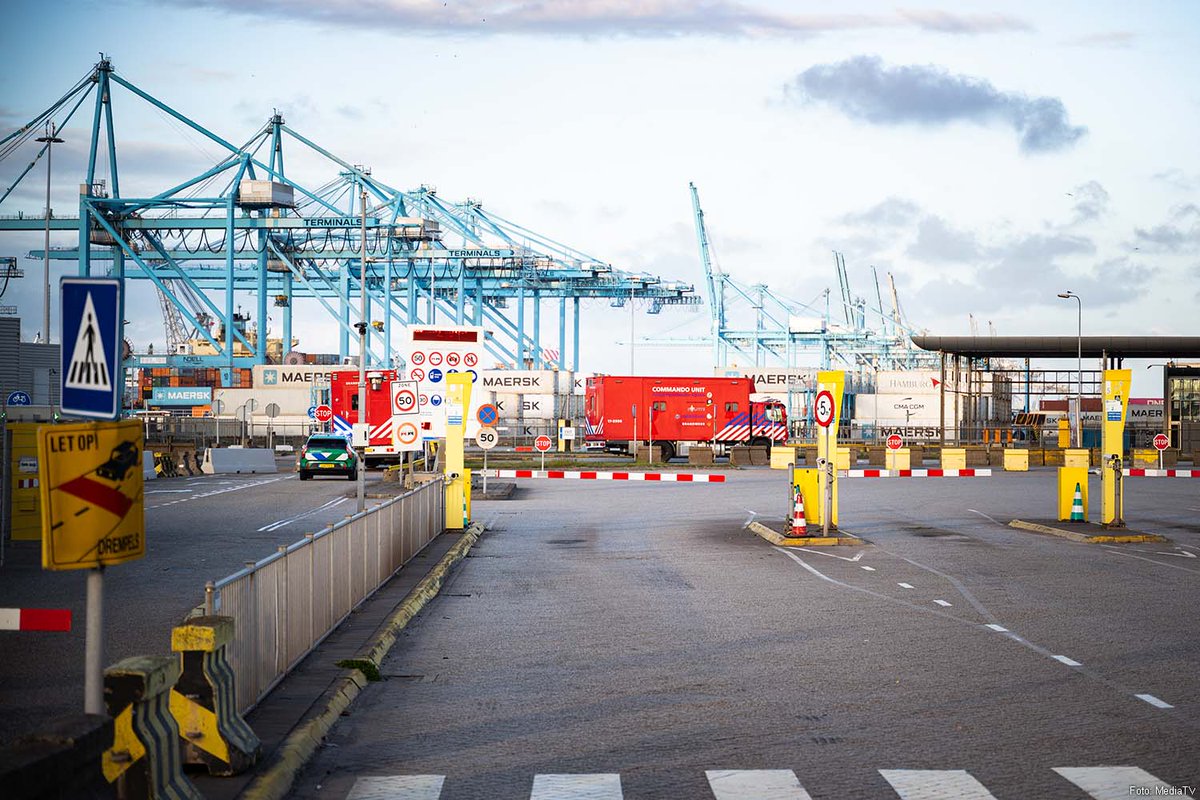 transportonline's tweet image. Container met mogelijk gevaarlijke stoffen valt 

lees meer: transport-online.nl/124469/contain…

#Rotterdam #container #schip #transport #transportnieuws