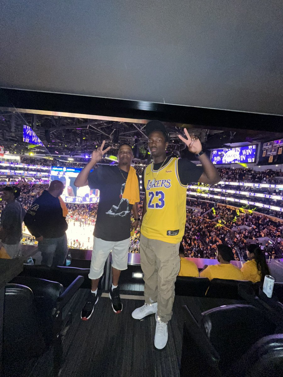 mcorbin79's tweet photo. Chillin wit nephew @jjbdagreat  WR for @uscfb IYKYK death taxes and #85 gon always be open 💪🏾🏈✌🏾 https://t.co/UTlzxdqKVQ