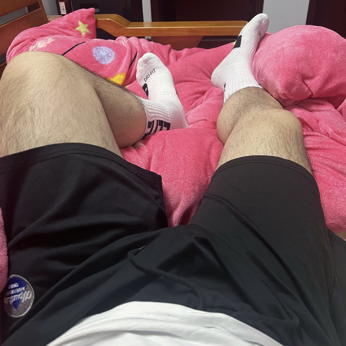 brinehu's tweet photo. 白🧦还是黑🧦 https://t.co/cr6AZiKdrg