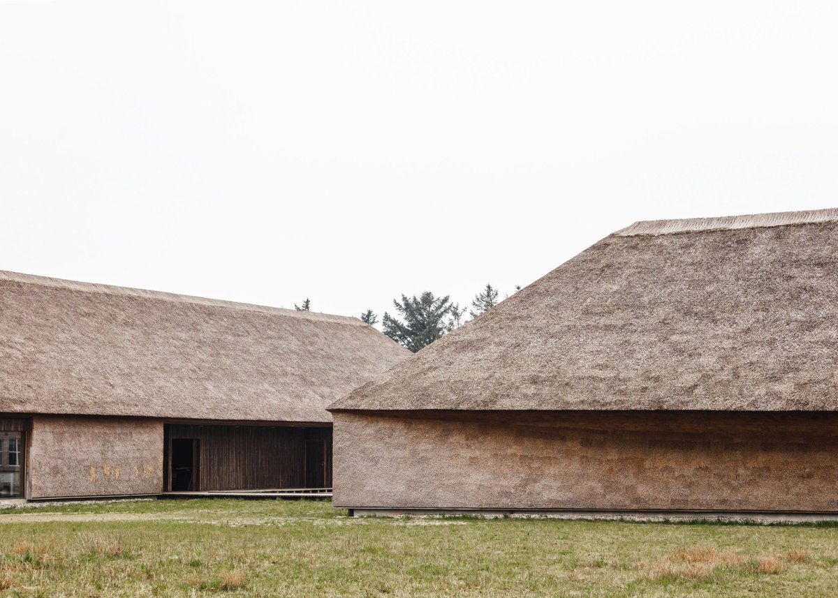 w_emerg's tweet image. In Ribe, on the west coast of Denmark, Dorte Mandrup and her studio Dorte Mandrup Architects designed the Danish Wadden Sea Centre, a gateway to the Wadden Sea. The technical approach combines local materials, traditional craftsmanship, and contemporary design.
#Denmark #Thatched
