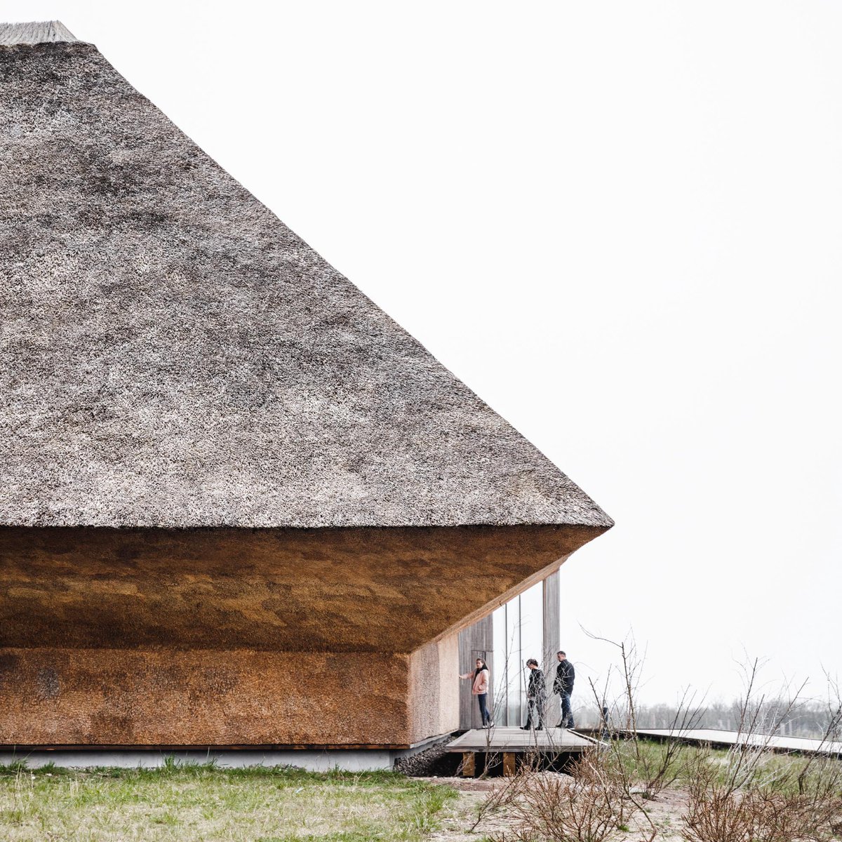 w_emerg's tweet image. In Ribe, on the west coast of Denmark, Dorte Mandrup and her studio Dorte Mandrup Architects designed the Danish Wadden Sea Centre, a gateway to the Wadden Sea. The technical approach combines local materials, traditional craftsmanship, and contemporary design.
#Denmark #Thatched