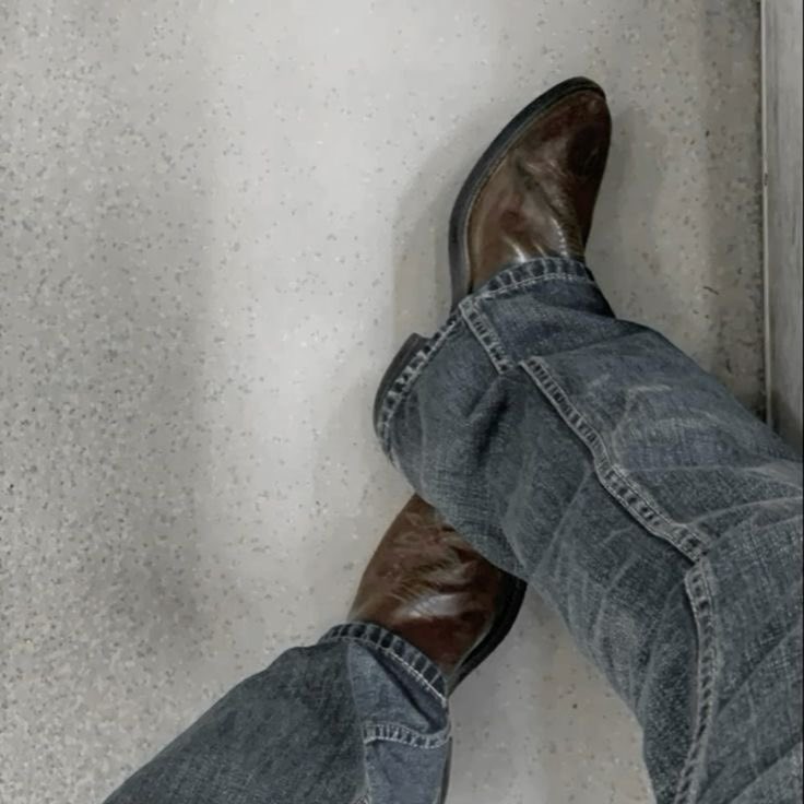 „Reagan McCoy – ulubieniec tłumów... To było moje królestwo, moje pole walki, w którym czułem się niezniszczalny.

Tylko, że ze szczytu można spaść jeszcze szybciej niż na niego wejść.

𝐀 𝐣𝐚 𝐬𝐩𝐚𝐝ł𝐞𝐦 𝐧𝐚 𝐬𝐚𝐦𝐨 𝐝𝐧𝐨.”

[#GDNM_watt] 💔😭