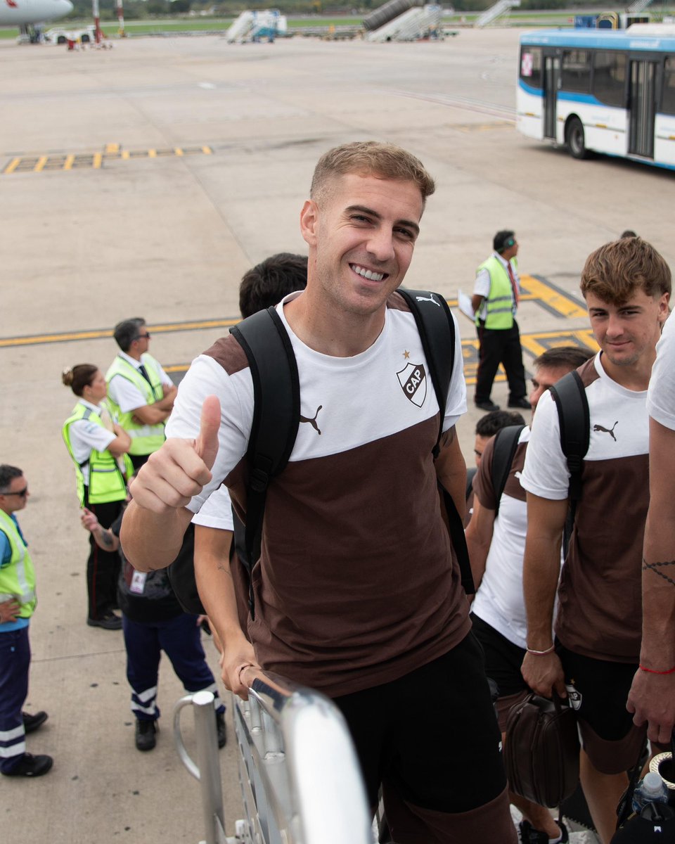 caplatense's tweet image. 𝘕𝘰𝘴 𝘧𝘶𝘪𝘮𝘰𝘴 🫡

💜 Siempre acompañados por @paxassistance. La asistencia al viajero oficial de #Platense🦑

#𝐎𝐫𝐠𝐮𝐥𝐥𝐨𝐌𝐚𝐫𝐫𝐨́𝐧🤎