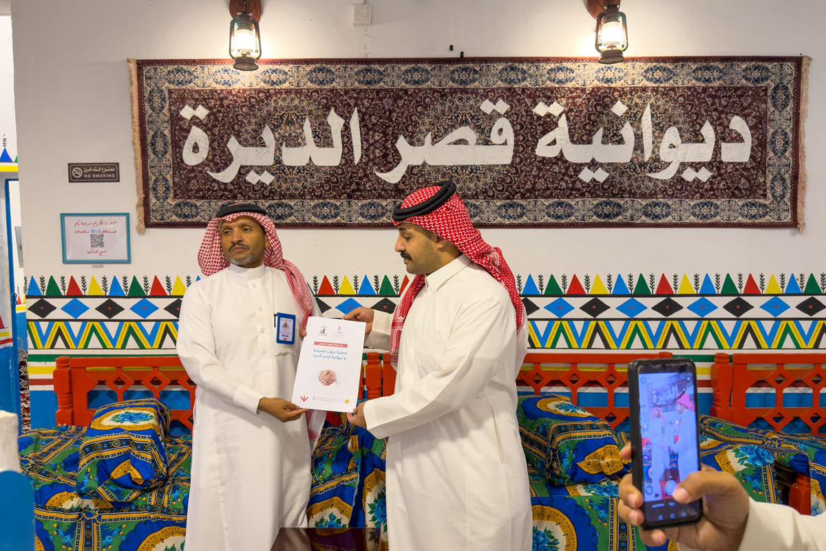duroob66911's tweet photo. توقيع شراكة استراتيجية بين جمعية دروب السياحة ومؤسسة ديوانية ومطعم قصر الديرة؛ بهدف تعزيز الحراك السياحي ودعم المبادرات الثقافية والتراثية في محايل عسير، بما يسهم في تنشيط الاقتصاد المحلي وتقديم تجارب نوعية تعكس أصالة المحافظة وتميزها. #محايل_عسير https://t.co/vIh3JeKQEX