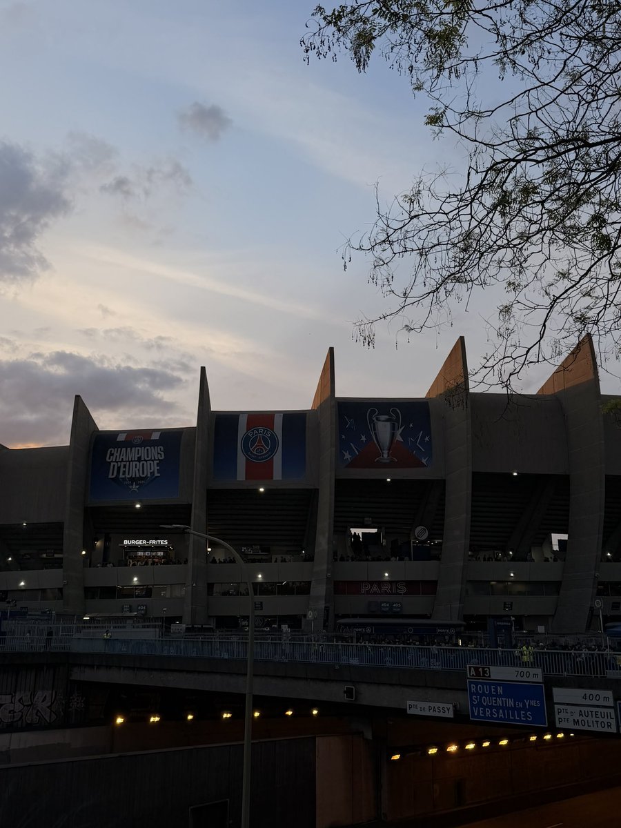 Devant le plus beau stade de France ❤️💙