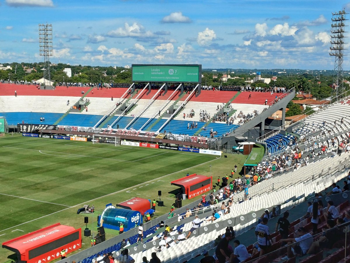 's tweet image. Ingresan los Hinchas de Olimpia #Clásico 
@latribu1120am