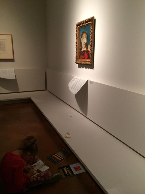 Şu fotoğrafları 10 yıl önce Floransa’da, Palazzo Strozzi’de çekmiştim. Bir resim öğretmeni öğrencilerini Picasso’yu görsün, sanatı yerinde tanısın, çizsinler diye müzeye getirmişti. Bizde ise çocuklar MESEM’de ucuz işgücüne sürülüyor. Atölyelerde, fabrikalarda, iş cinayetlerinde